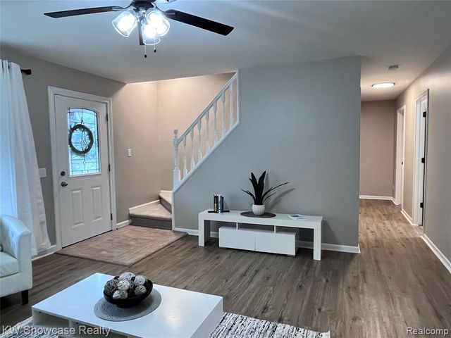 2034 E Nalone, Wixom, MI 48393