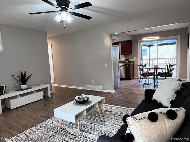 2034 E Nalone, Wixom, MI 48393