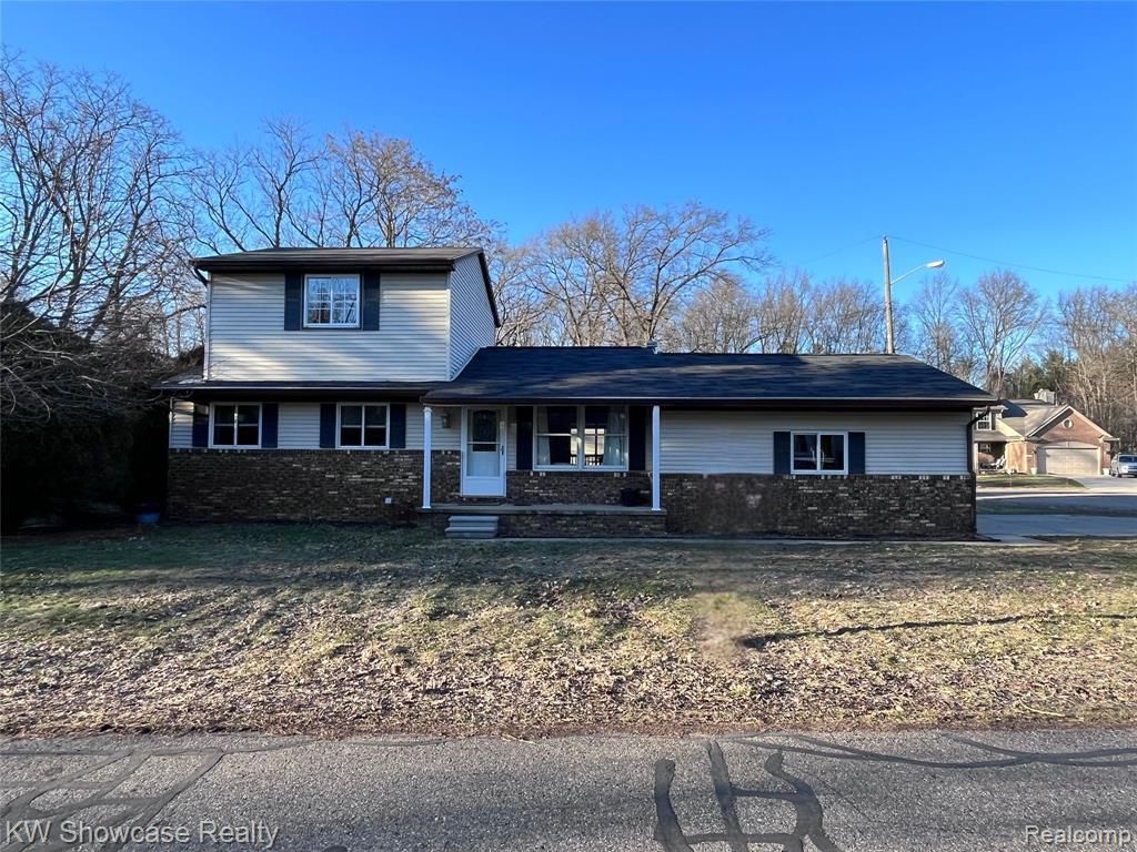 2034 E Nalone, Wixom, MI 48393