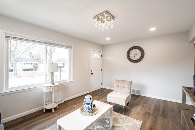 8600 W Crossfield AVENUE, Milwaukee, WI 53225