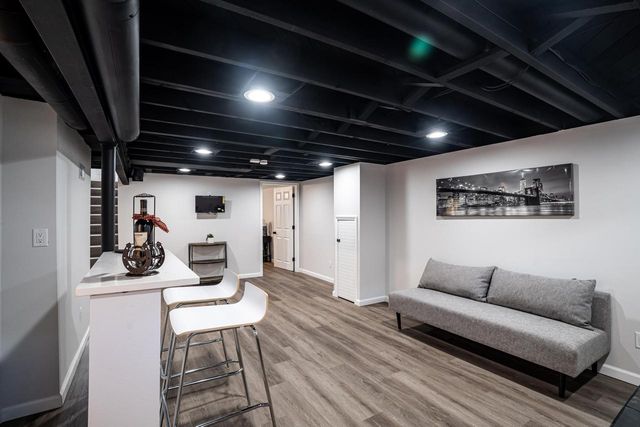 8600 W Crossfield AVENUE, Milwaukee, WI 53225