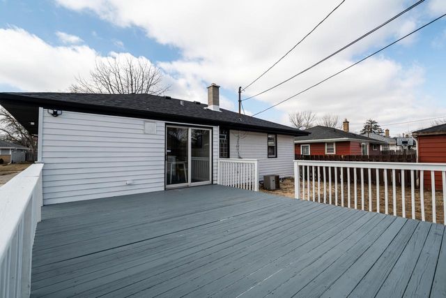 8600 W Crossfield AVENUE, Milwaukee, WI 53225