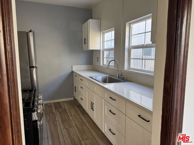 2122 6th Avenue, Los Angeles, CA 90018