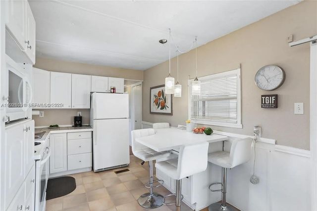 8616 SW 16th Place, Davie, FL 33324