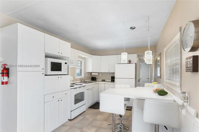 8616 SW 16th Place, Davie, FL 33324