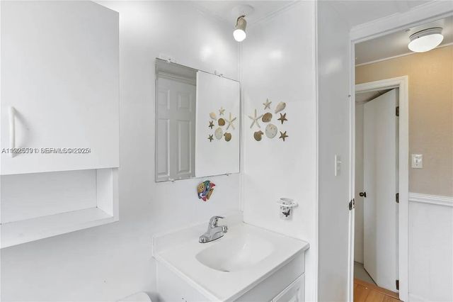 8616 SW 16th Place, Davie, FL 33324