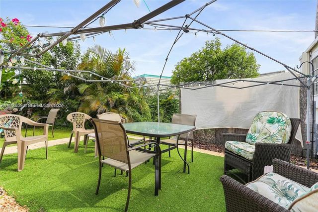 8616 SW 16th Place, Davie, FL 33324