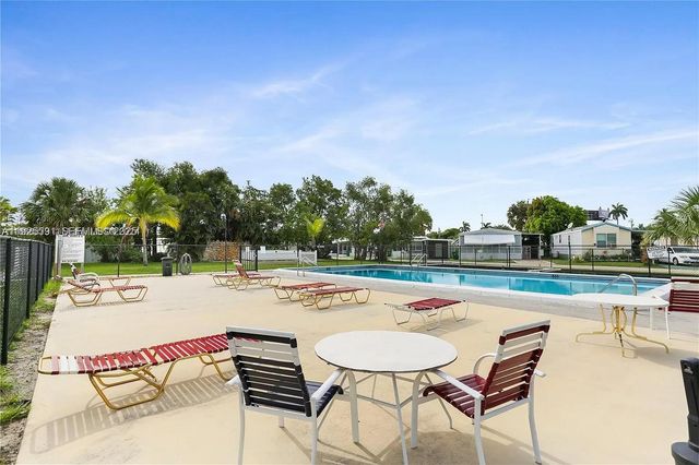 8616 SW 16th Place, Davie, FL 33324