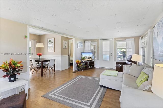8616 SW 16th Place, Davie, FL 33324