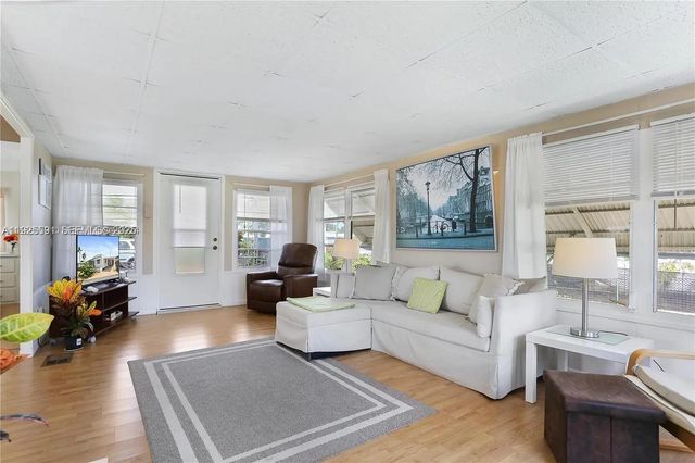 8616 SW 16th Place, Davie, FL 33324