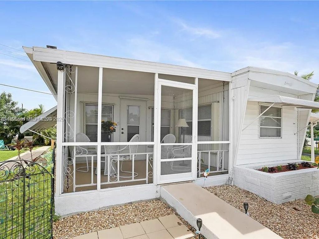8616 SW 16th Place, Davie, FL 33324