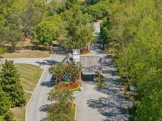 1005 Orchard Hill Ct, Arrington, TN 37014
