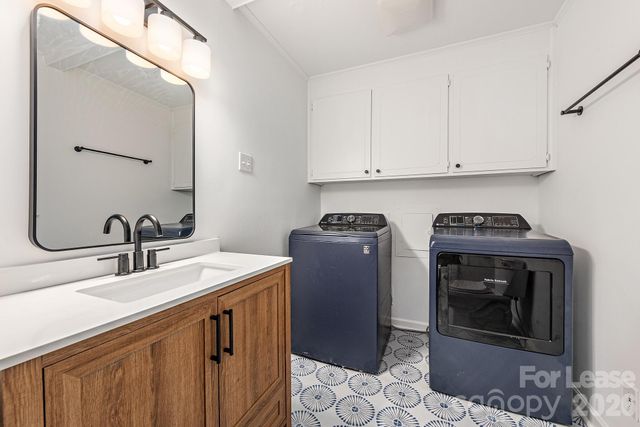 1129 Eastview Drive, Charlotte, NC 28211