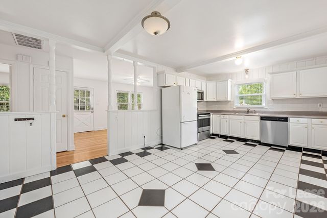 1129 Eastview Drive, Charlotte, NC 28211