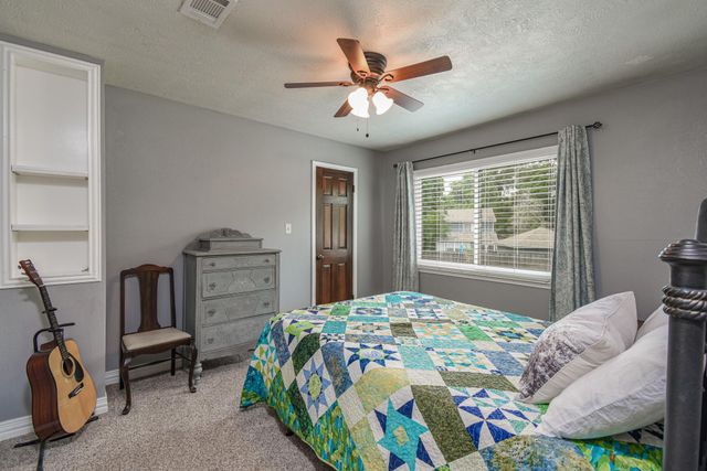 310 Prince Of Wales Street, Conroe, TX 77304