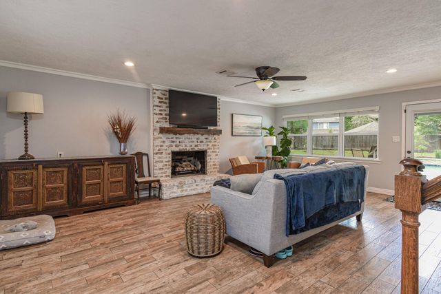 310 Prince Of Wales Street, Conroe, TX 77304