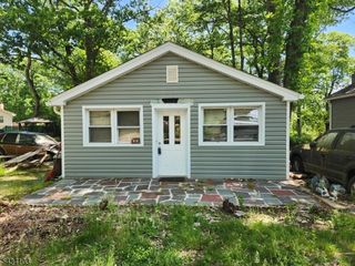 13 E Madison Trl, Hopatcong Boro, NJ 07843