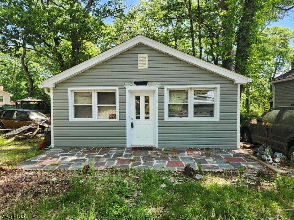 13 E Madison Trl, Hopatcong Boro, NJ 07843