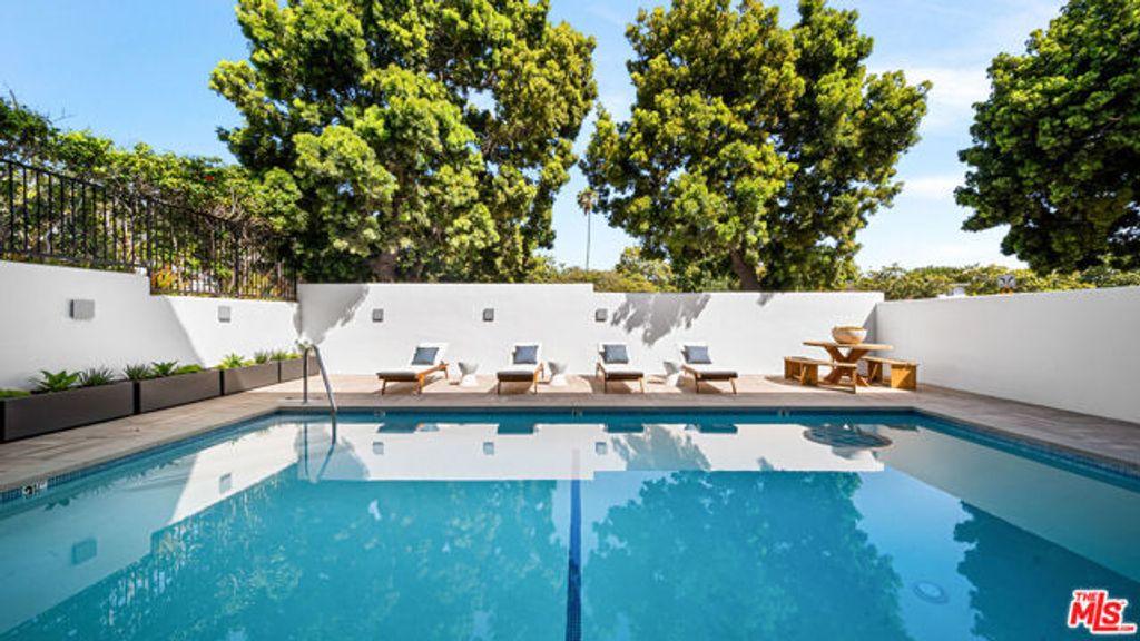 153 San Vicente Boulevard 3E, Santa Monica, CA 90402