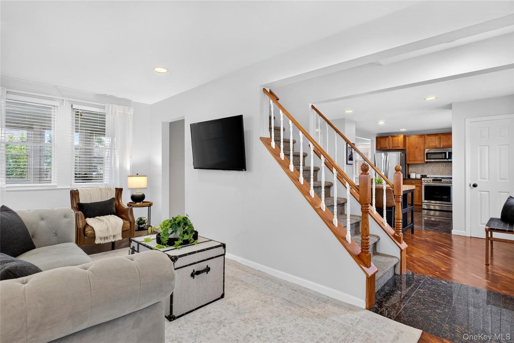 12 Pulaski Place, Port Washington, NY 11050 — photo 3