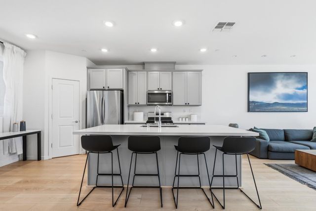 3756 E Commerce Way, Sacramento, CA 95834