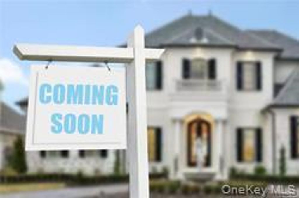 11 Blue Spruce Road, Levittown, NY 11756