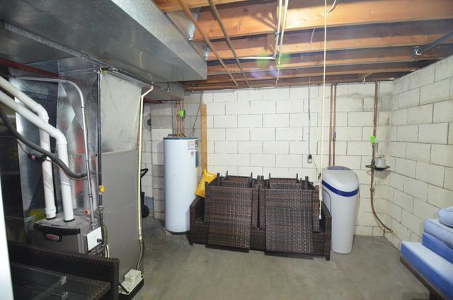 421 Meadow LANE, Eagle, WI 53119