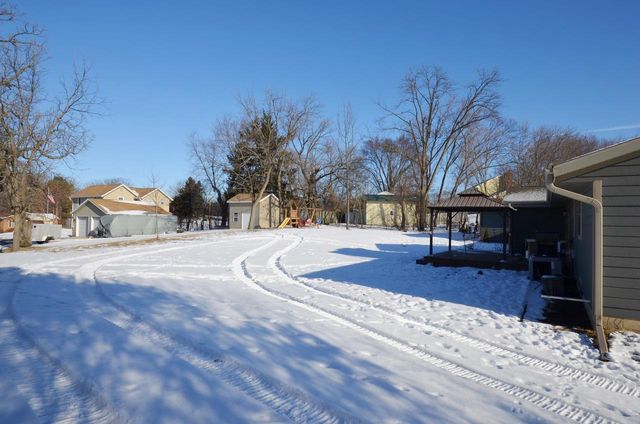 421 Meadow LANE, Eagle, WI 53119