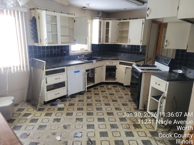 11241 S Nagle Avenue, Worth, IL 60482