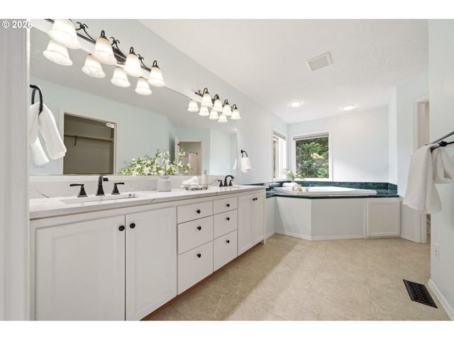 13683 Sw TAMAWAY Ln, Portland, OR 97223