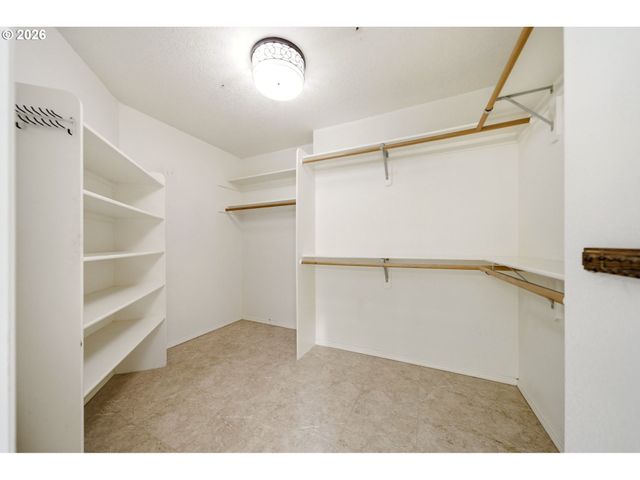 13683 Sw TAMAWAY Ln, Portland, OR 97223