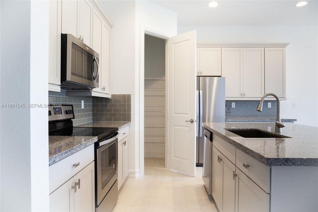 11340 SW 16th St 11340, Pembroke Pines, FL 33025