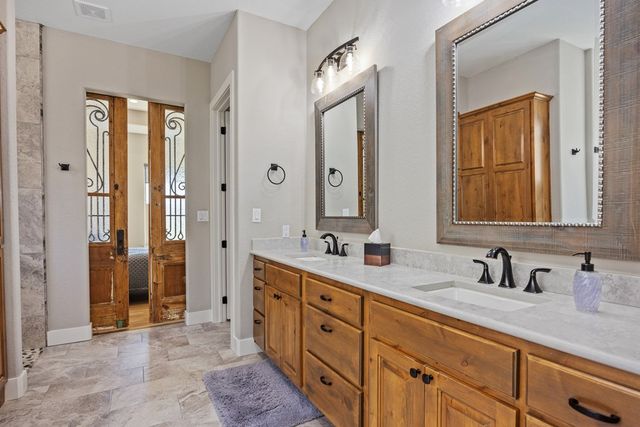 3116 E Pinnacle Club Dr, Kerrville, TX 78028