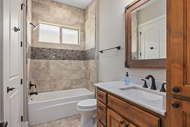 3116 E Pinnacle Club Dr, Kerrville, TX 78028