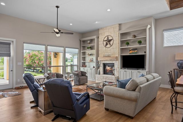 3116 E Pinnacle Club Dr, Kerrville, TX 78028