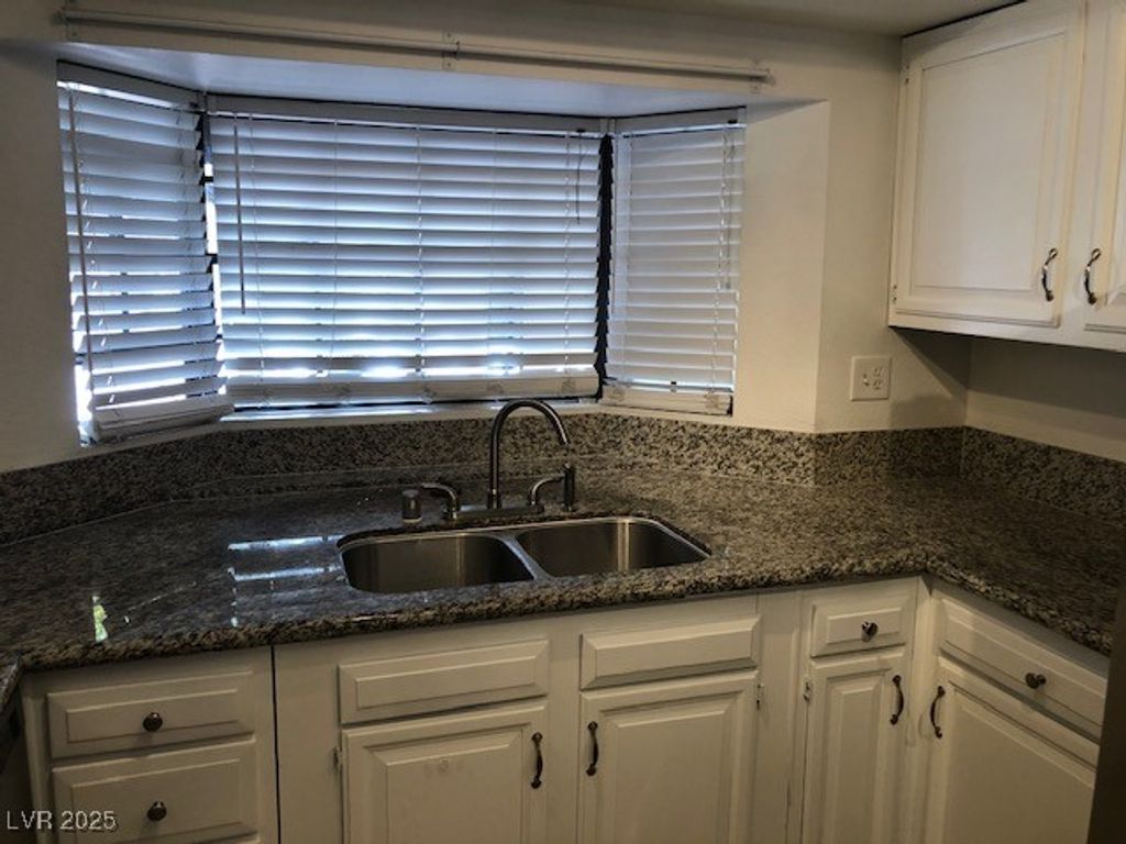 3944 Edgemoor Way, Las Vegas, NV 89121