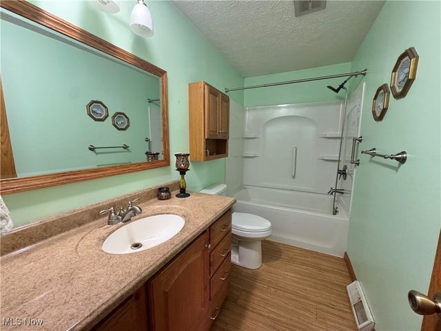 1037 Canyon Street NE, Uniontown, OH 44685