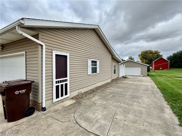 1037 Canyon Street NE, Uniontown, OH 44685