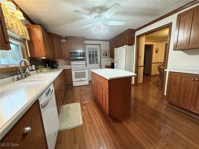 1037 Canyon Street NE, Uniontown, OH 44685