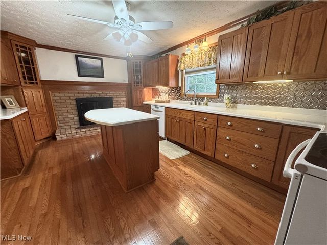 1037 Canyon Street NE, Uniontown, OH 44685