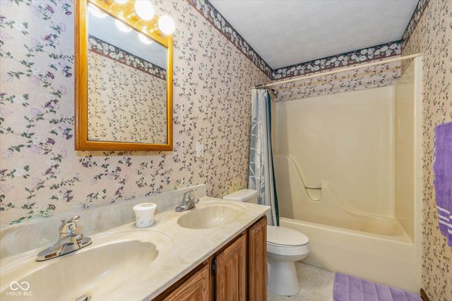 320 Park Forest Drive E, Whiteland, IN 46184