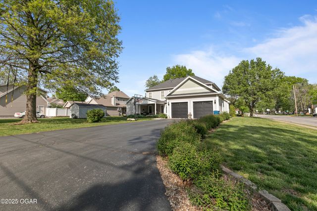 1529 S Grand Avenue, Carthage, MO 64836