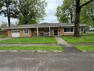 837 Oak Street NW, New Philadelphia, OH 44663