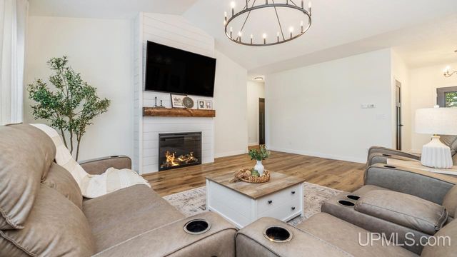 1125 S 30th Street, Escanaba, MI 49829