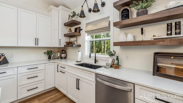 1125 S 30th Street, Escanaba, MI 49829