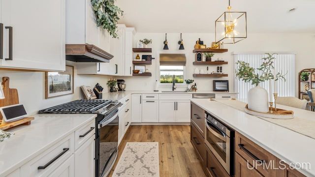 1125 S 30th Street, Escanaba, MI 49829