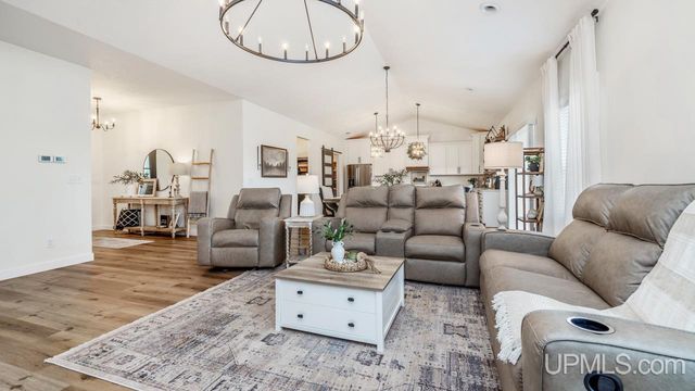 1125 S 30th Street, Escanaba, MI 49829