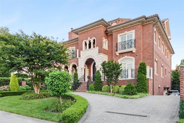 18 Boulevard, Malba, NY 11357
