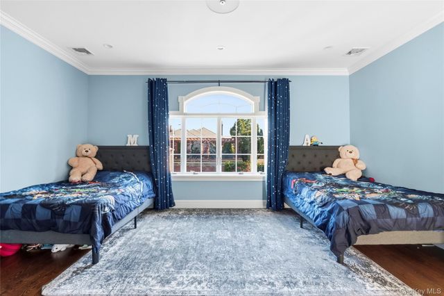 18 Boulevard, Malba, NY 11357
