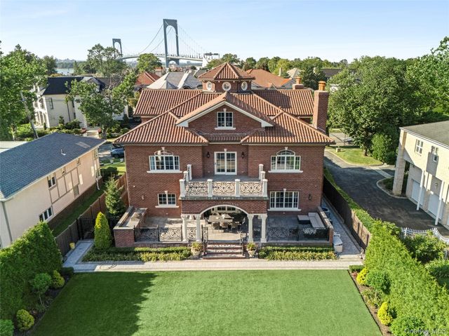 18 Boulevard, Malba, NY 11357